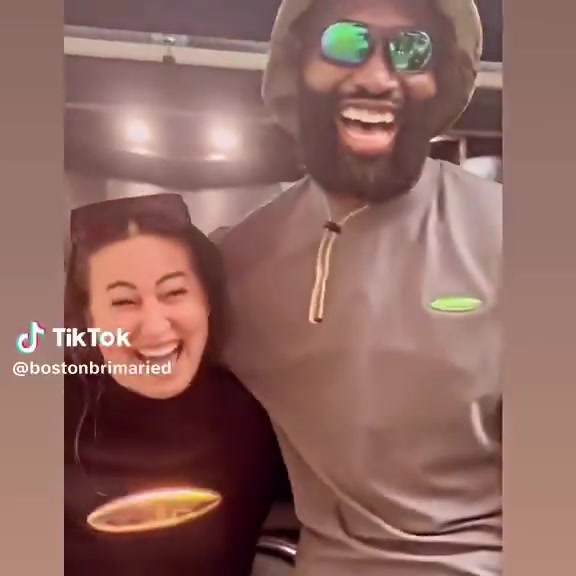 笑开花了?球迷与杰伦-布朗合影后大喊:叮咚!尼克斯拜拜!